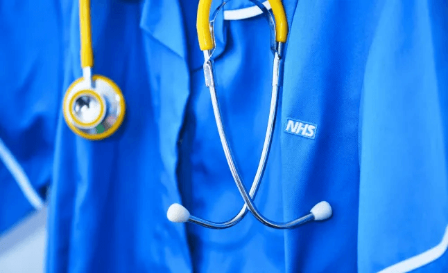 يلاحقون أنصار فلسطين في المستشفيات... توصية بحظر الشارات المؤيدة لفلسطين على زي موظفي NHS