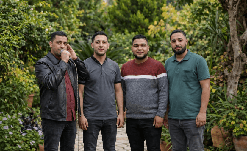 استشهد إخوته الثلاثة وصديقه.. "الصوت الجريح" يواصل إنشاد الصمود في جباليا