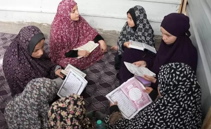 بين الخيام والركام.. حلقات القرآن تملأ فراغ الحرب في غزة