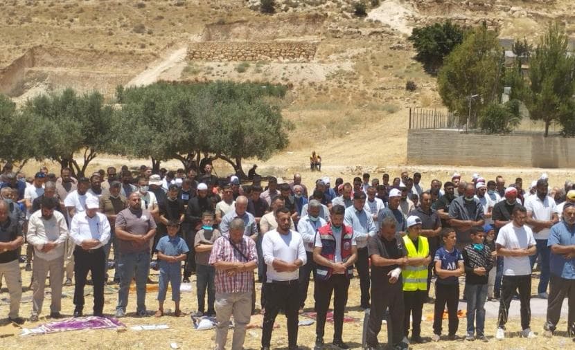 صلاة جمعة حاشدة في الأراضي المهددة بالمصادرة في إذنا ودورا