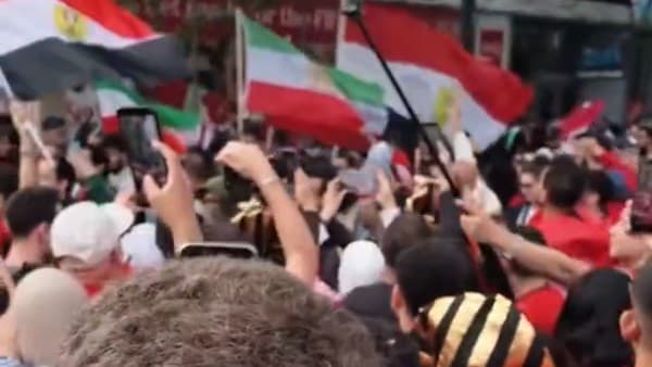 هتافات "فلسطين حرة" تسيطر على محيط مباراة مصر وإيران في كأس العالم