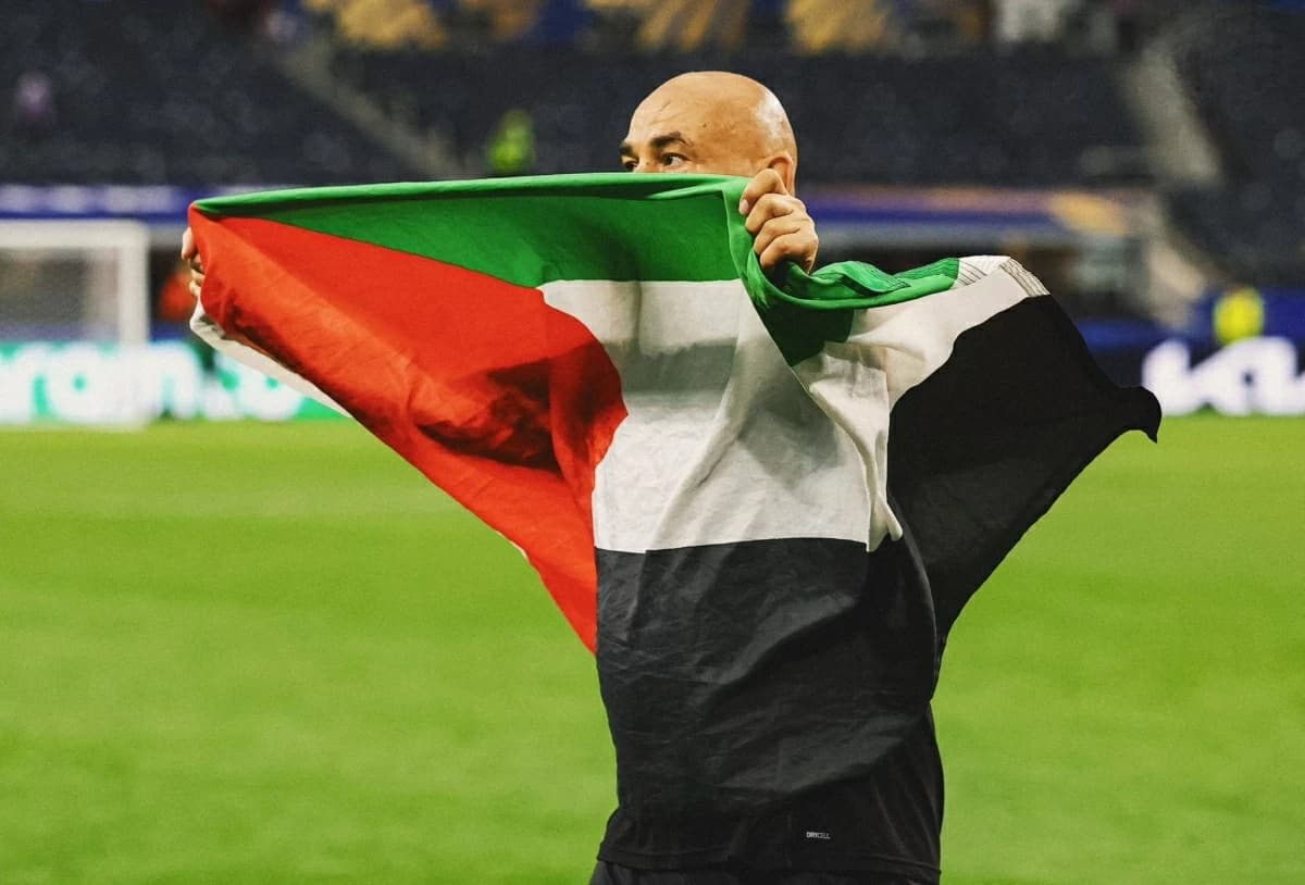 «شجعوا الأرجنتين ضد مصر».. دعوات إسرائيلية تشعل الجدل بعد رفع مدرب الفراعنة علم فلسطين