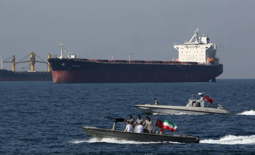 إيران تصر على "رسوم هرمز".. هذا ما أبلغته لعمان بشأن المضيق