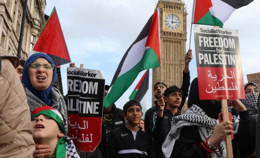 تصعيد الاحتجاجات في بريطانيا.. اقتحام مصنع وطعن ضد حظر "حركة فلسطين"