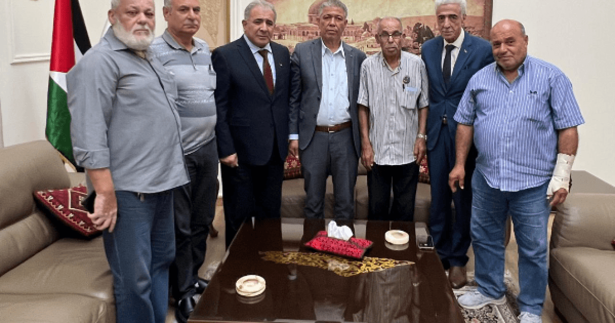 اتحاد عمال فلسطين يناقش قراراً لبنانياً أخيراً بمنع الفلسطيني من تملك لوحة سيارة عمومية