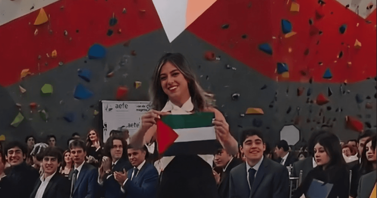 ابنة الرئيس الكولومبي ترفع علم فلسطين خلال حفل تخرجها في بوغوتا