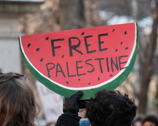 «شارة فلسطين» تُشعل القطاع الصحي البريطاني: غضب شعبي يرفض «الحظر» ويتهم الـ NHS بازدواجية المعايير
