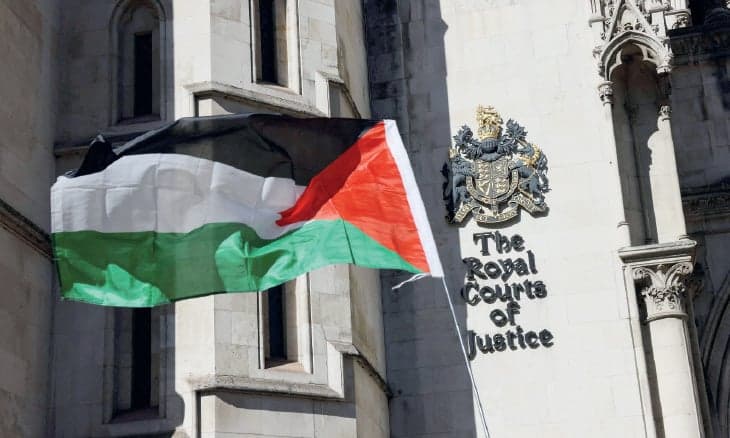 أطباء وناشطون ينتقدون مقترحات بريطانية لمنع رموز التضامن مع فلسطين داخل القطاع الصحي