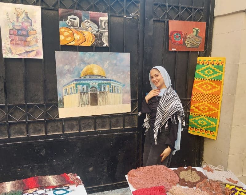 بريشة طالبة ثانوي.. لوحة لقبة الصخرة تتحول إلى رسالة دعم لفلسطين في شارع الفن بالإسكندرية