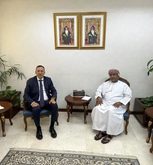 الرويضي يلتقي رئيس الدائرة القنصلية في وزارة الخارجية العُمانية