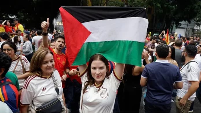 بالفیدیو ؛ فلسطين حاضرة في احتفالات منتخب إسبانيا بلقب كأس العالم