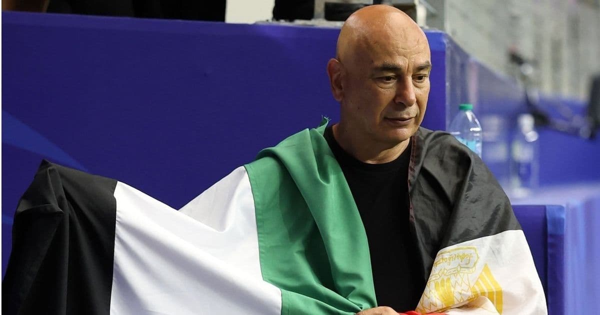 هجوم إسرائيلي على مدرب منتخب مصر حسام حسن بعد رفعه علم فلسطين