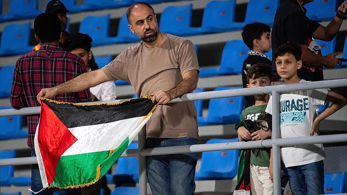 من "تايمز سكوير" إلى مدرجات الملاعب.. كيف حضرت فلسطين في مونديال 2026؟