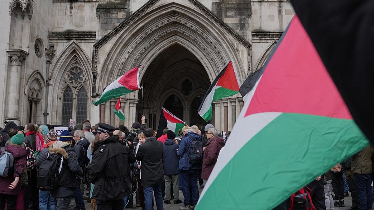 "ترهيب للمحامين".. ملاحقة محامي ناشطي "فلسطين أكشن" تثير جدلاً قانونيًا واسعًا في بريطانيا
