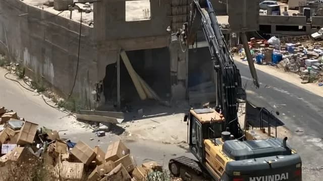 الاحتلال يهدم منزلا فلسطينيا في عرب الكعابنة شمالي القدس