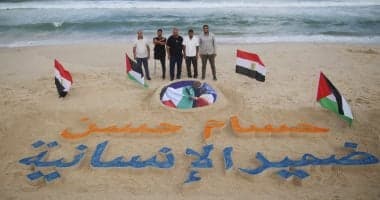 ضمير الإنسانية.. صورة حسام حسن على رمال بحر غزة تقديرا لدعمه لفلسطين