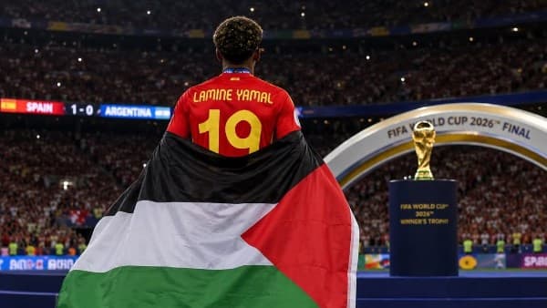 لامين يامال بالعلم الفسطيني في احتفال الفوز بالمونديال.. حقيقة صور وراءها تاريخ من الجدل