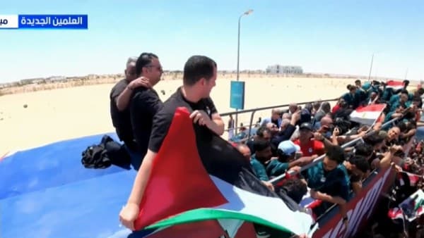 علم فلسطين يرفرف أعلى حافلة بعثة المنتخب