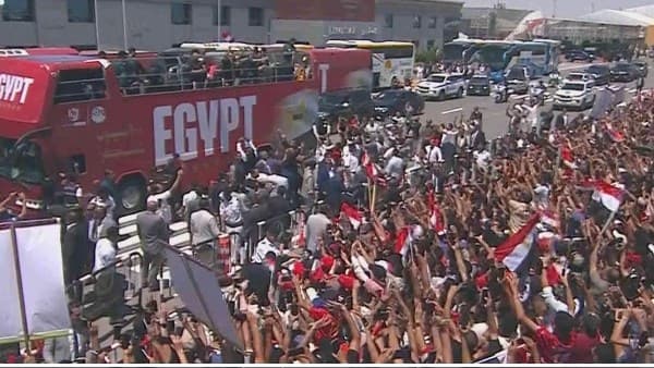 في إحتفالات منتخب مصر.. مصطفي زيكو يرفع علم فلسطين