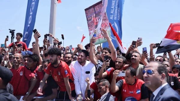 علم فلسطين وعلامة النصر.. مشاهد مؤثرة في استقبال منتخب مصر بعد العودة من المونديال