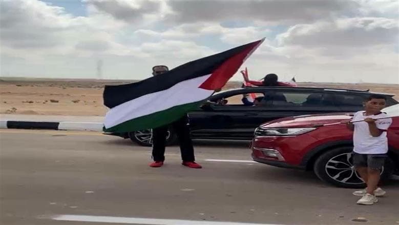 علم فلسطين يتصدر مشهد استقبال منتخب مصر في العلمين