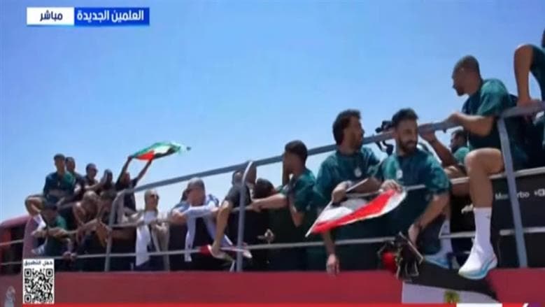 بعثة منتخب مصر ترفع علم فلسطين خلال استقبال الفراعنة بالعلمين