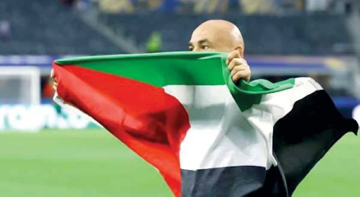 مصطفى يونس: حسام حسن دفع ضريبة رفع علم فلسطين