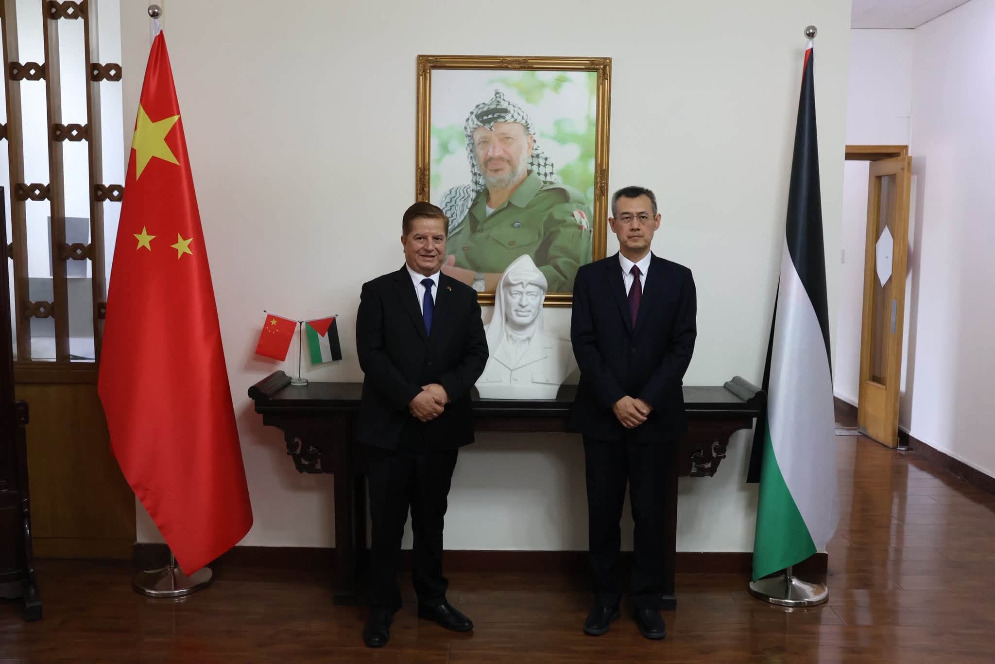 السفير جواد عواد يبحث مع سفير الصين الجديد لدى فلسطين سون جن تعزيز العلاقات الثنائية