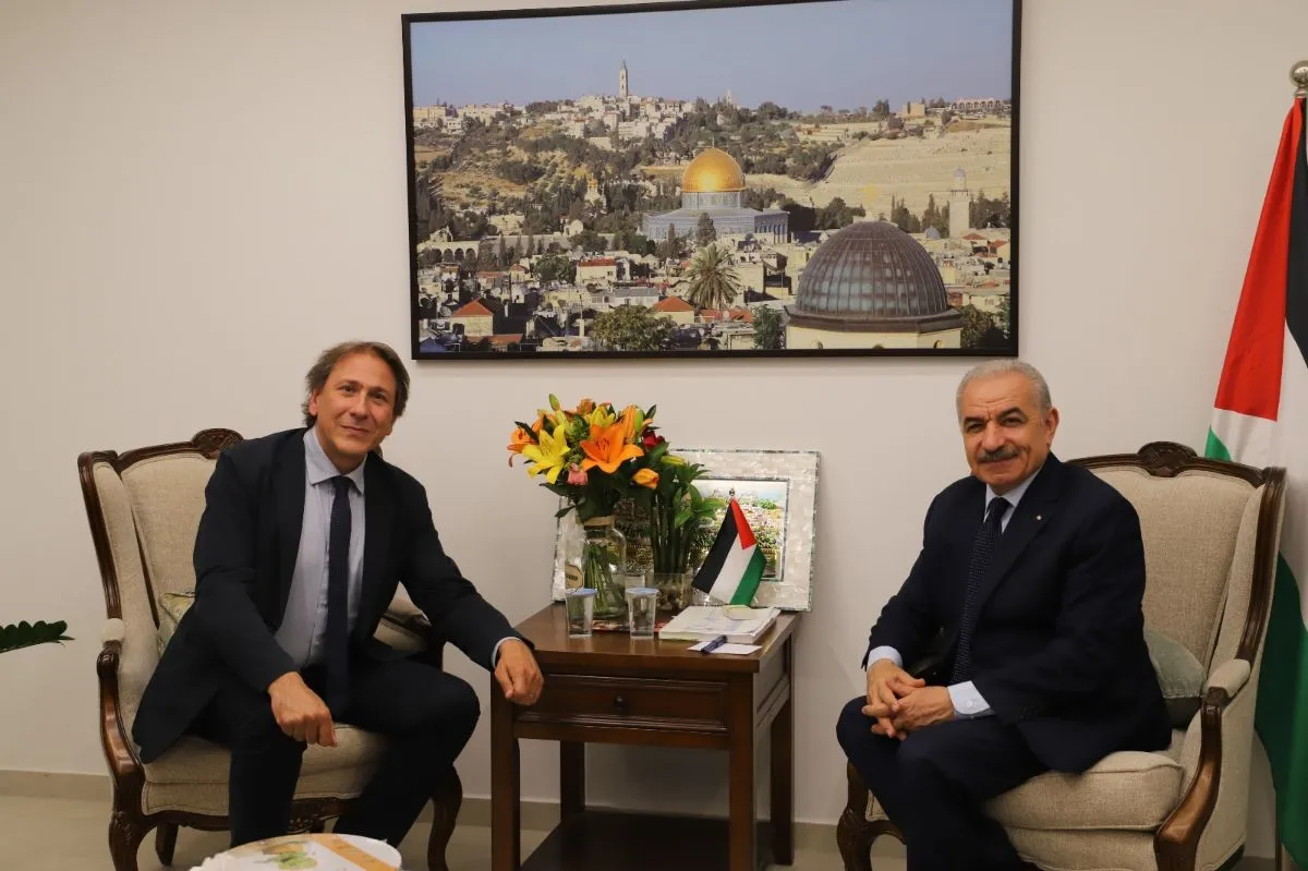 اشتية يبحث مع مرشح الحزب الاشتراكي للرئاسة الفرنسية تطورات الأوضاع في فلسطين
