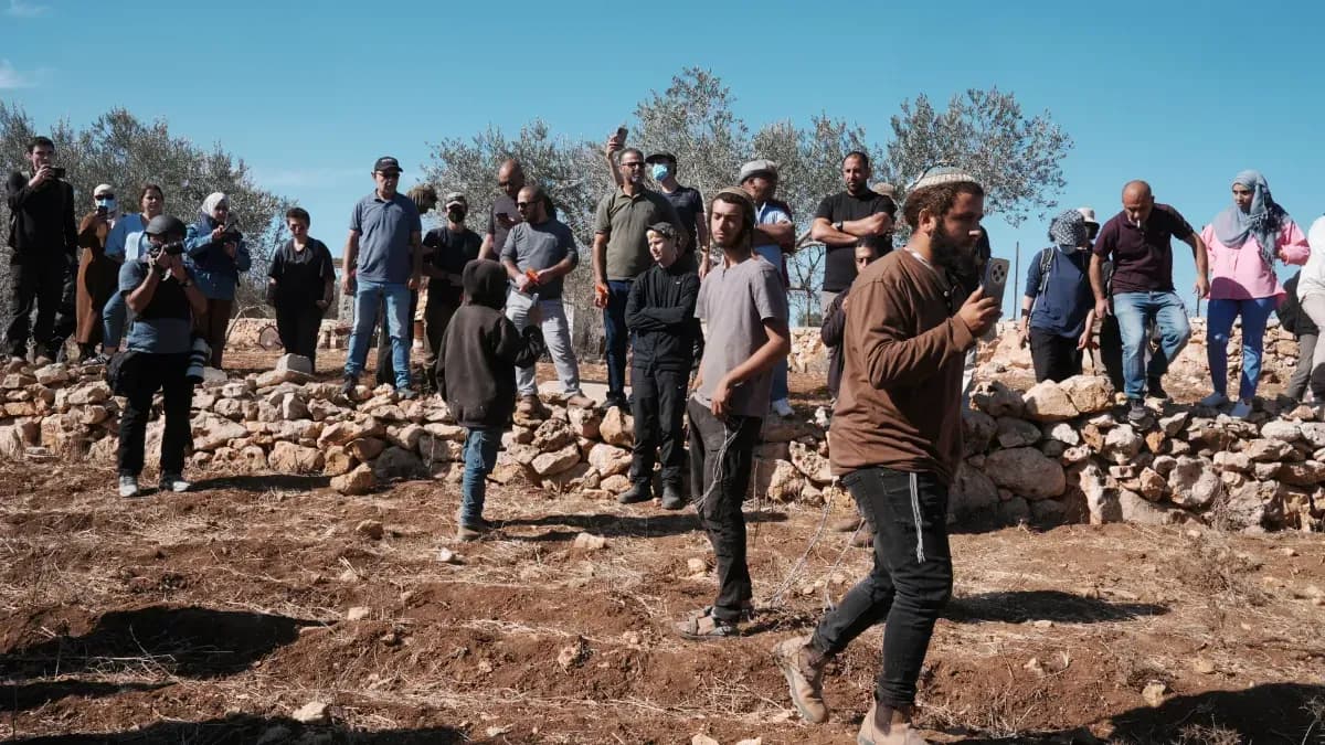 مستوطنون يهاجمون تجمع عرب الكعابنة شرق رام الله