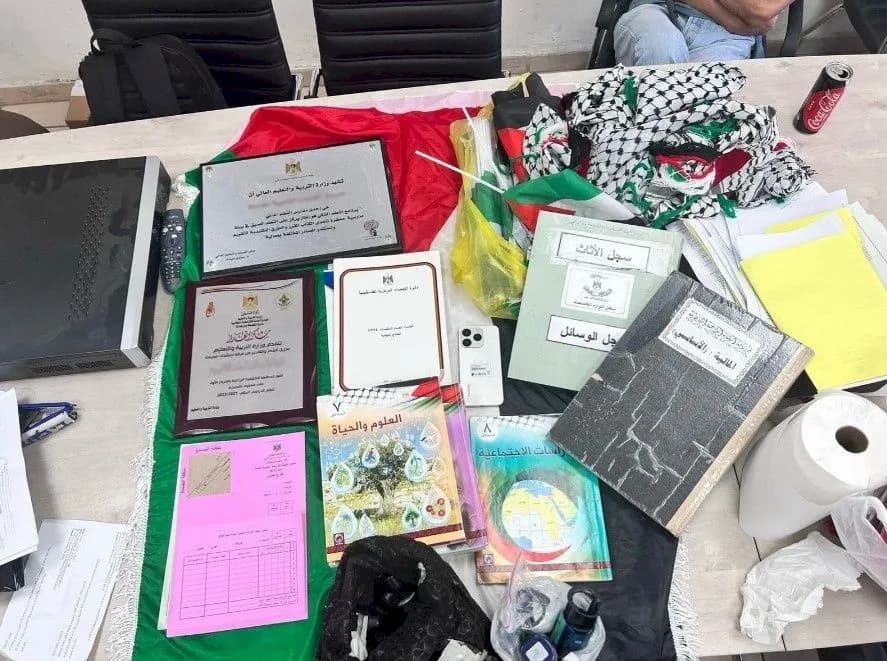 شرطة الاحتلال توقف مديرة مدرسة بالقدس بذريعة وجود علم فلسطين والكوفية